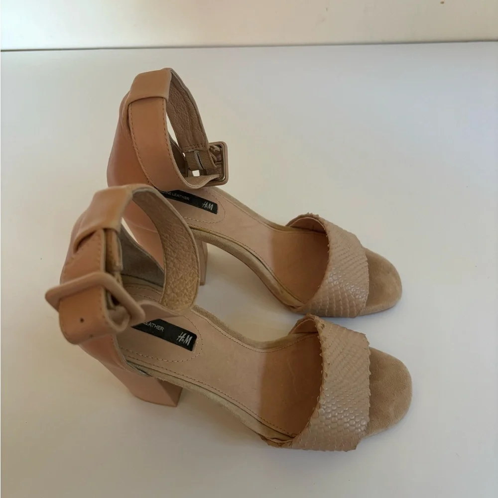 H&M blush leather sandals with 3 1/2 inch block heels and buckled straps Size 6 - Picture 2 of 7